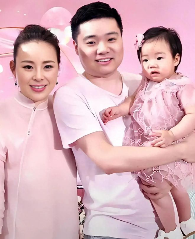 丁俊晖和潘晓婷的关系-丁俊晖与潘晓婷：台球界的金童玉女，关系成谜引球迷猜测